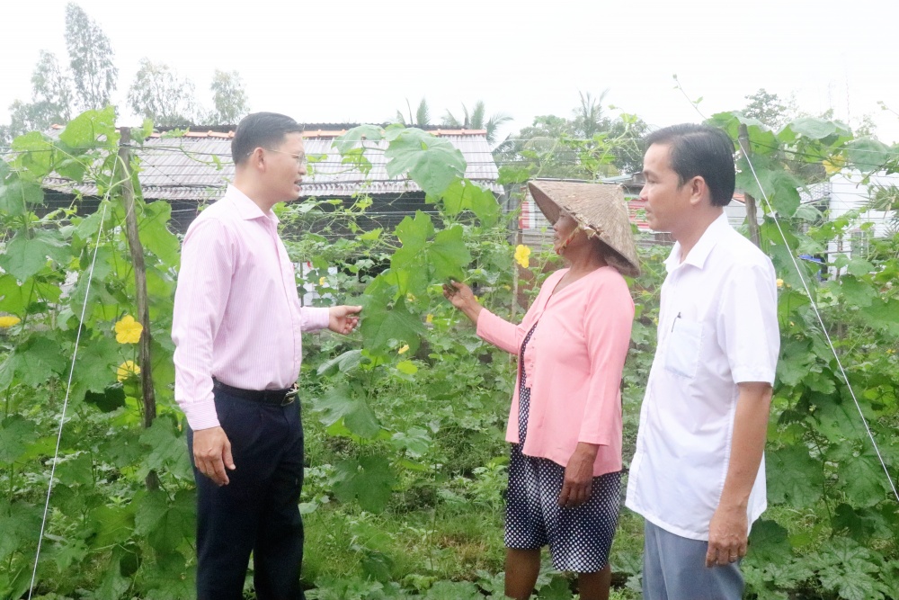 Giám đốc Phòng giao dịch Ngân hàng Chính sách xã hội huyện Cờ Đỏ - Đỗ Minh Đức và Chủ tịch Hội Nông dân xã Đông Thắng đến thăm mô hình phát triển kinh tế của chi Đào Thị Huyền, ấp Đông Thắng