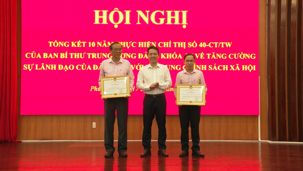 Ông Hoàng Minh Tế trao bằng khen cho Lãnh đạo Ngân hàng CSXH tỉnh Phú Yên tại hội nghị tổng kết 10 năm thực hiện Chỉ thị số 40-CT/TW trên địa bàn tỉnh Phú Yên. Ảnh: Như Thuỳ