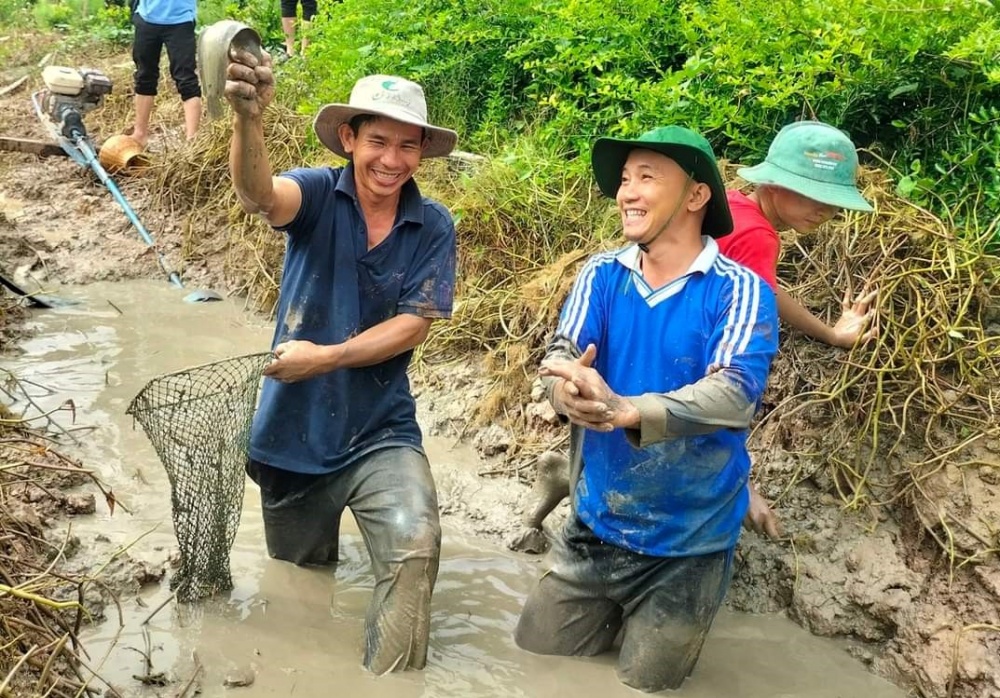 Anh Hồ Quốc Tuấn hướng dẫn du khách tham quan, trải nghiệm không gian du lịch sinh thái tại Vườn sơ ri Tuấn - Ấp Mỹ An 2 (Ảnh: Th. Bình)