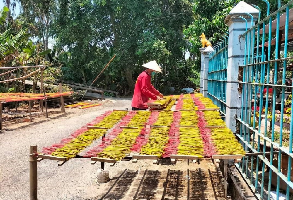 Nhiều gia đình tại Mỹ Hòa Hưng khôi phục và phát triển nghề làm nhang thủ công truyền thống (ảnh Th. Bình)