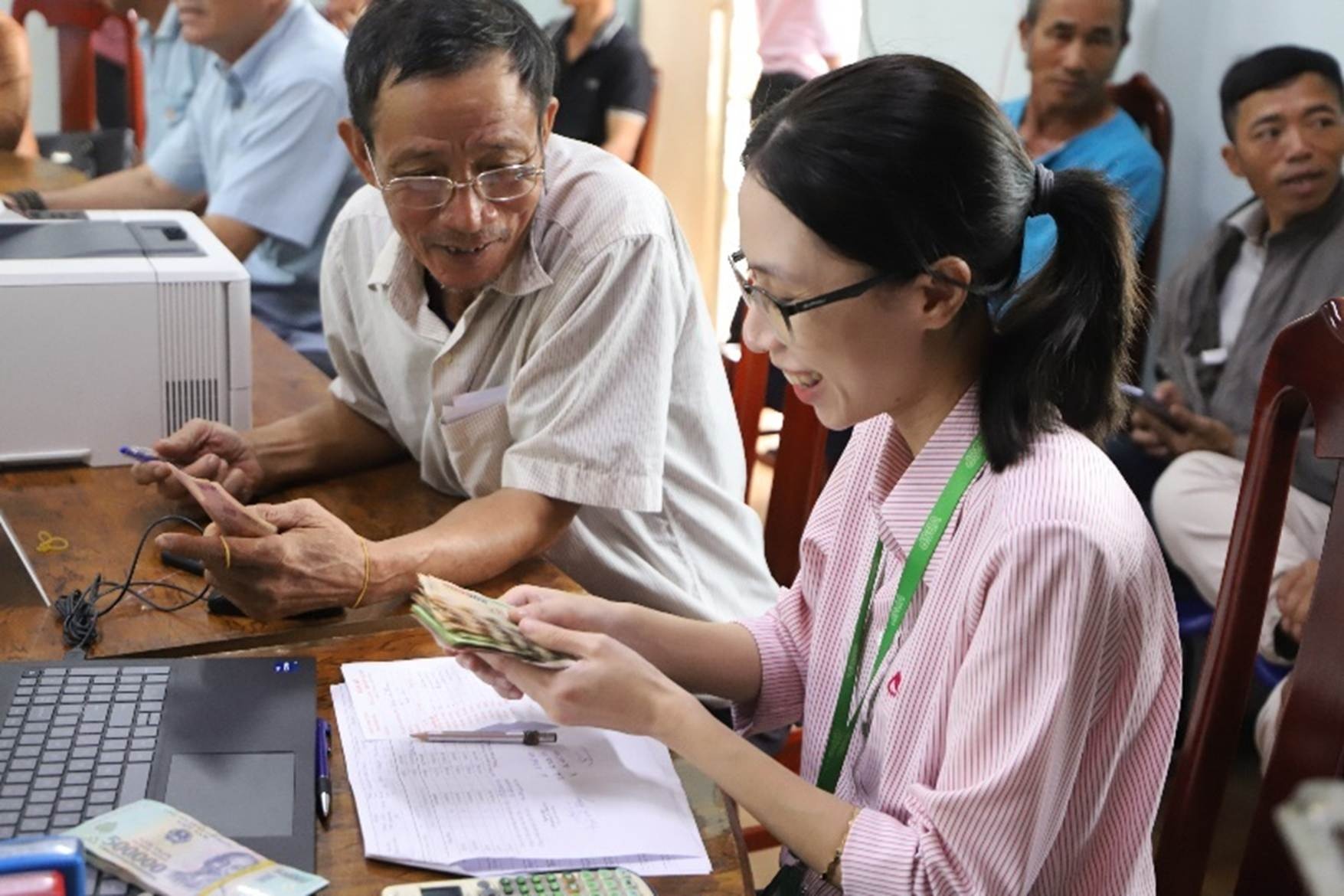 Người dân nghèo Đắk Lua ai nấy đều phấn khởi khi nhận được những khoản vốn vay đầy nghĩa tình từ NHCSXH tỉnh Đồng Nai