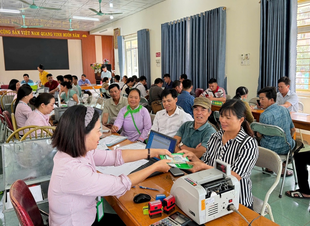 Cán bộ tín dụng Phòng giao dịch Ngân hàng Chính sách xã hội huyện Tam Đường, tỉnh Lai Châu giải ngân nguồn vốn cho người dân