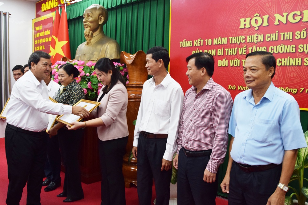 Đồng chí Kim Ngọc Thái, Phó Bí thư Thường trực Tỉnh ủy, Chủ tịch HĐND tỉnh Trà Vinh tặng bằng khen của Chủ tịch UBND tỉnh cho các tập thể, cá nhân có thành tích trong 10 năm thực hiện Chỉ thị số 40-CT/TW