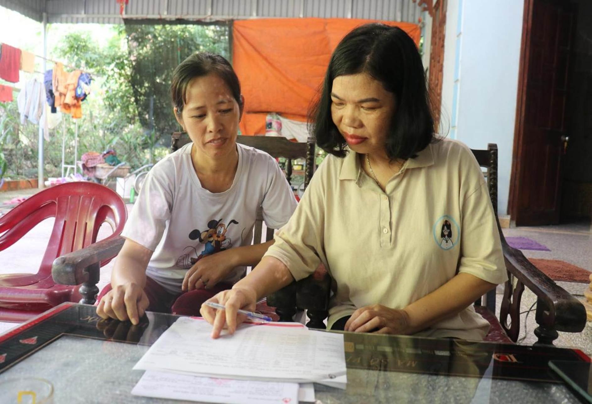 Tổ trưởng tổ tiết kiệm và vay vốn thôn Quang Hòa, xã Cường Lợi, huyện Đình Lập hướng dẫn tổ viên vay vốn ưu đãi của ngân hàng