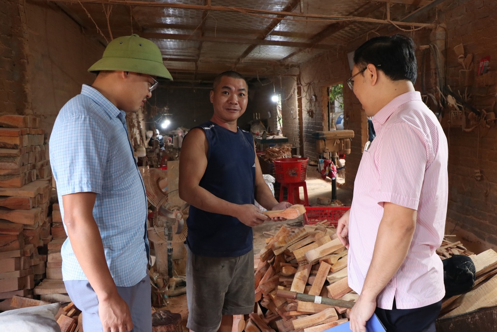 Cán bộ Phòng giao dịch Ngân hàng CSXH huyện Nghi Lộc kiểm tra mô hình phát triển kinh tế của hộ vay