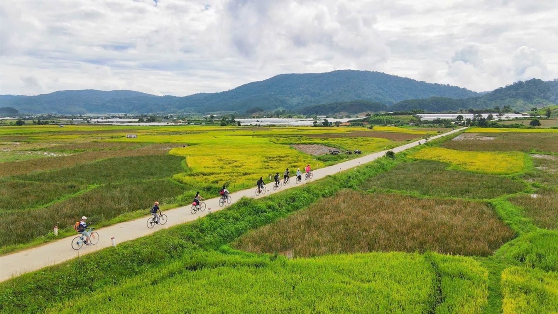 Huyện nông thôn mới Đơn Dương với lợi thế về khí hậu và đất đai, phù hợp chăn nuôi gia súc và trồng rau thương phẩm, nguồn vốn TDCSXH là nguồn lực đầu tư hiệu quả, giúp bà con phát triển kinh tế, không chỉ nâng cao thu nhập mà còn có tích luỹ xây dựng nhà cửa, mở rộng quy mô sản xuất… góp phần thành công trong xây dựng nông thôn mới, thực hiện xây dựng nông thôn mới nâng cao và nông thôn mới kiểu mẫu ở Lâm Đồng. Trong ảnh: Vùng nông thôn Pró (huyện Đơn Dương) đẹp như một bức tranh!