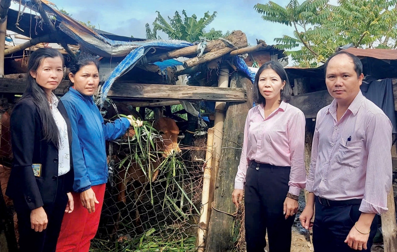 Lâm Hà là huyện kinh tế mới và vùng ĐBDTTS của tỉnh Lâm Đồng, trên cơ sở sáp nhập vùng kinh tế mới của Hà Nội ở Nam Ban, Lán Tranh cùng với một số xã, thị trấn khác của huyện Đức Trọng từ năm 1987. Qua 37 năm hình thành và phát triển, Lâm Hà với đặc điểm khí hậu mát mẻ, đất bazan màu mỡ, người dân cần cù chăm chỉ… đã trở thành huyện chuyên canh sản xuất nông nghiệp phù hợp để phát triển các loại cây trồng vật nuôi đặc sản, như: cà phê, mắcca, dâu tằm… Trong ảnh: Cán bộ chính quyền và NHCSXH huyện Lâm Hà thăm gia đình hộ vay vốn K’Biêng - hộ cận nghèo của thôn Tân Lin, xã Tân Văn, có dư nợ 100 triệu đồng đầu tư cải tạo lại 1ha cà phê và nuôi 2 bò sinh sản; góp phần vào tổng dư nợ ủy thác của huyện Lâm Hà đến 30/9/2024 đạt 562.689 triệu đồng/306 Tổ TK&VV/12.074 khách hàng, chiếm 99,96%/tổng dư nợ của NHCSXH huyện.