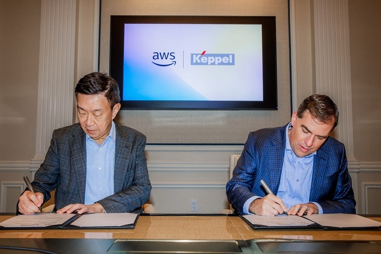 Ông Loh Chin Hua, CEO Keppel Ltd. (trái) và ông Matt Garman, CEO AWS ký kết thỏa thuận trong sự kiện AWS reInvent vừa diễn ra tại Las Vegas, Hoa Kỳ.