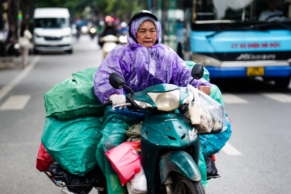 Cụ bà phải mặc áo mưa bên ngoài để chống lạnh