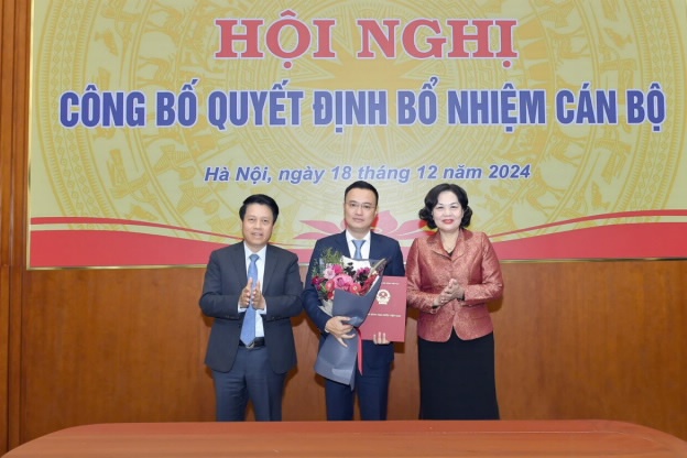 Thống đốc Nguyễn Thị Hồng và Phó Thống đốc Phạm Tiến Dũng chúc mừng ông Nguyễn Đình Vinh – tân Chánh Văn phòng NHNN