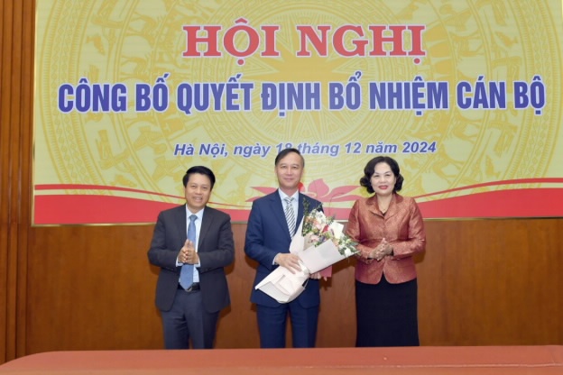 Thống đốc Nguyễn Thị Hồng và Phó Thống đốc Phạm Tiến Dũng chúc mừng ông Cao Văn Bình – tân Chủ tịch Hội đồng quản lý CIC Thống đốc Nguyễn Thị Hồng và Phó Thống đốc Phạm Tiến Dũng chúc mừng ông Cao Văn Bình – tân Chủ tịch Hội đồng quản lý CIC