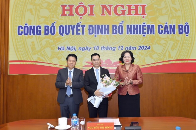 Thống đốc Nguyễn Thị Hồng và Phó Thống đốc Phạm Tiến Dũng chúc mừng ông Trần Trung Dũng – tân Phó Tổng Giám đốc, Quyền Tổng Giám đốc CIC Thống đốc Nguyễn Thị Hồng và Phó Thống đốc Phạm Tiến Dũng chúc mừng ông Trần Trung Dũng – tân Phó Tổng Giám đốc, Quyền Tổng Giám đốc CIC