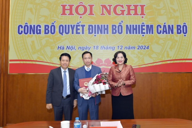 Thống đốc Nguyễn Thị Hồng và Phó Thống đốc Phạm Tiến Dũng chúc mừng ông Nguyễn Phi Lân - tân Vụ trưởng Vụ Dự báo, thống kê Thống đốc Nguyễn Thị Hồng và Phó Thống đốc Phạm Tiến Dũng chúc mừng ông Nguyễn Phi Lân - tân Vụ trưởng Vụ Dự báo, thống kê
