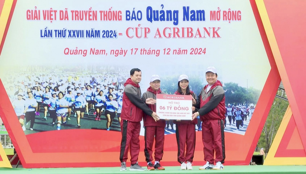 Agribank chi nhánh Quảng Nam, đã trao cho đại diện địa phương số tiền 6 tỷ đồng để hỗ trợ Quảng Nam xóa 100 nhà tạm.