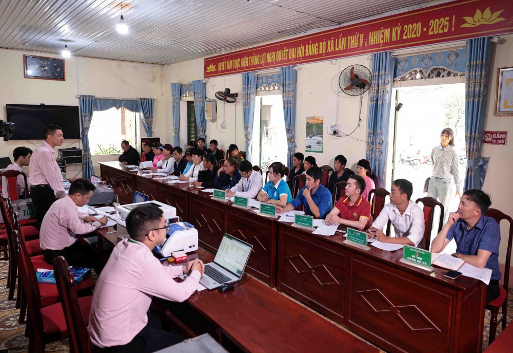 Đảng ủy, Chính quyền và các Hội, Đoàn thể tham gia phiên giao dịch cho vay tại điểm giao dịch xã Pả Vi, huyện Mèo Vạc 