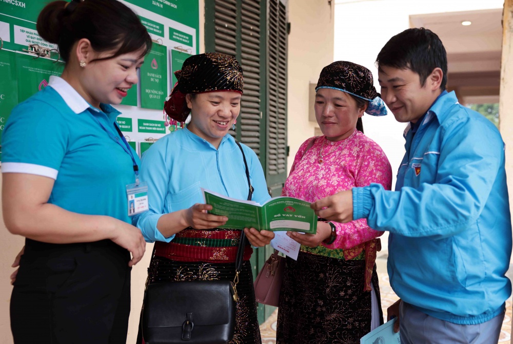 Các Hội, Đoàn thể trao đổi thông tin với hộ vay tại điểm giao dịch xã Pả Vi, huyện Mèo Vạc