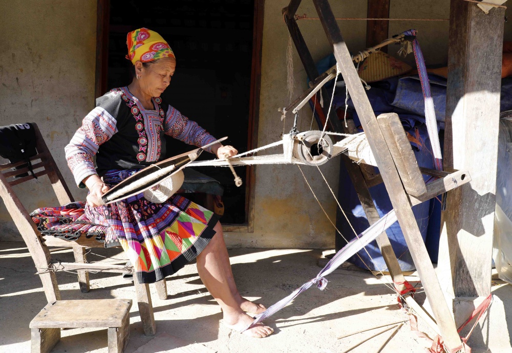 Có vốn vay ưu đãi, gia đình chị Sùng Y Cha, dân tộc Mông ở xã Pà Cò, huyện Mai Châu, Hòa Bình có điều kiện giữ gìn, phát triển nghề dệt thổ cẩm truyền thống