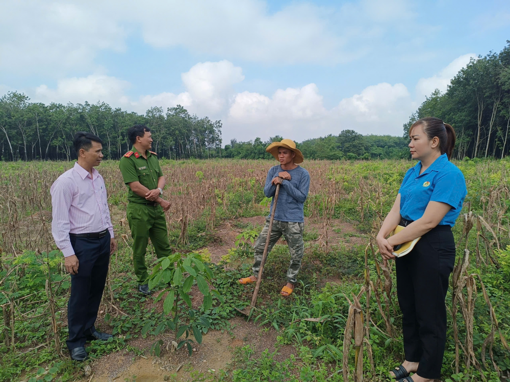 Anh Trần Thanh Phong (thứ 2 từ phải sang) trao đổi với đoàn kiểm tra