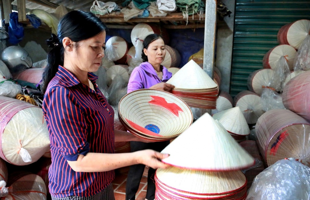 chị Nguyễn Thị Oanh, thị trấn Tam Hồng đã có điều kiện vươn lên, phát triển nghề truyền thống làm nón từ vốn vay của NHCSXH