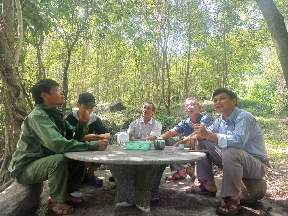 Ông Tin (giữa) cùng những người yêu rừng bàn giải pháp bảo vệ rừng cho thê hệ mai sau