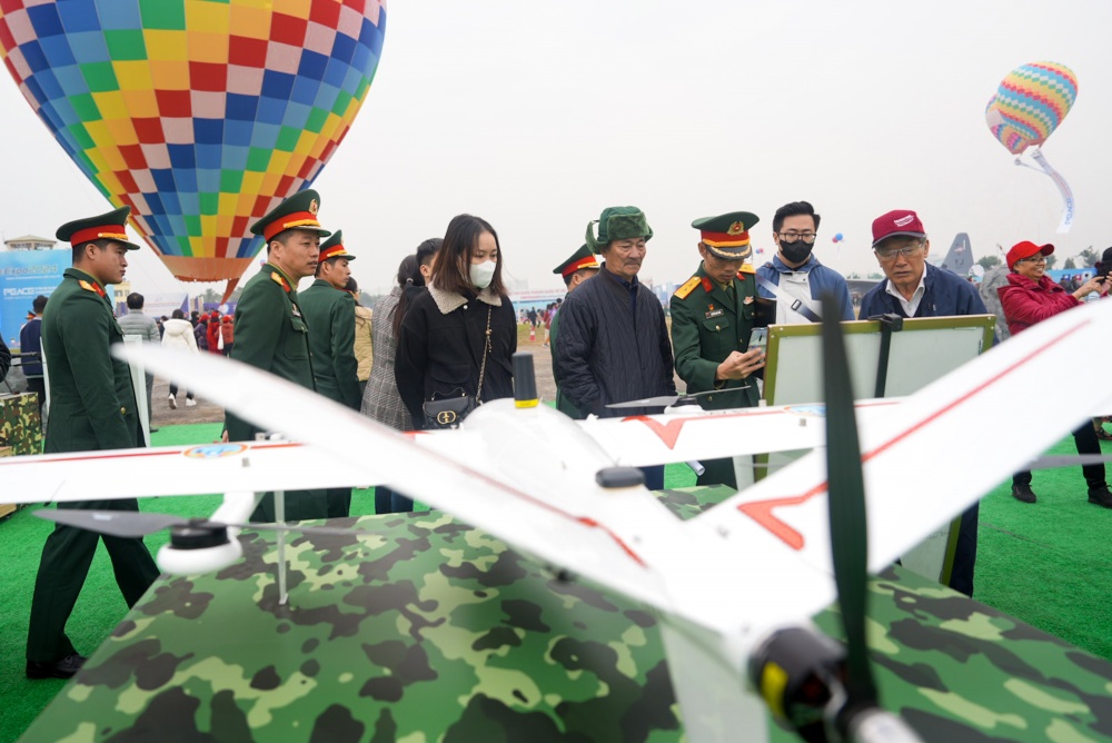 Người dân hứng thú bên UAV chiến thuật do Việt Nam sản xuất