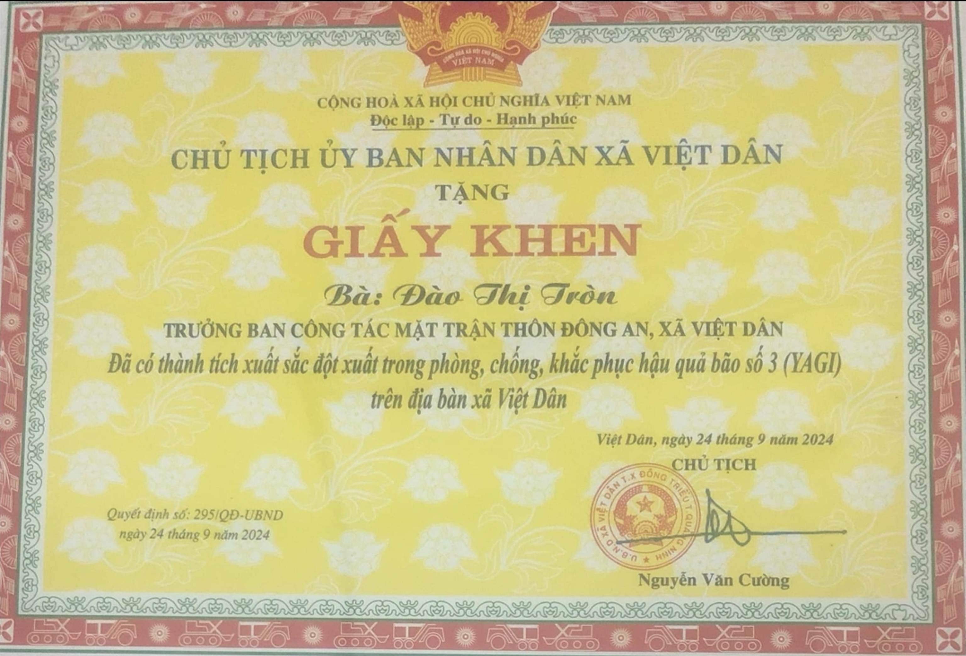 Bà Đào Thị Tròn được UBND xã Việt Dân tặng giấy khen vì có thành tích tham gia chống bão Yagi (bão số 3)