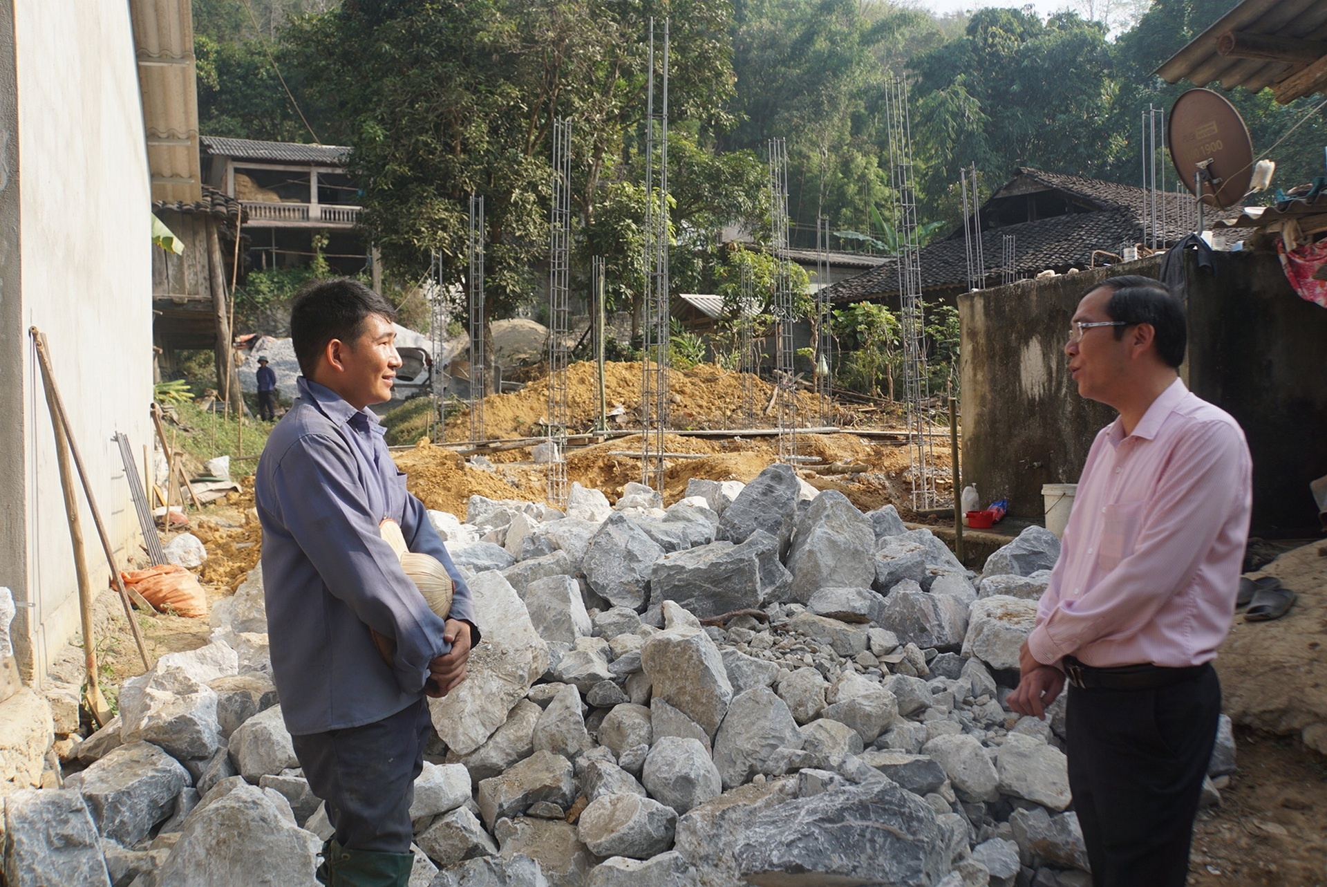 Anh Vùi Văn Nghiệp thôn Đông Mơ, xã Đông Minh, huyện Yên Minh trao đổi với cán bộ NHCSXH