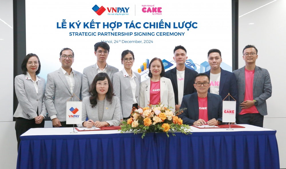 Đại diện VNPAY và Cake ký kết hợp tác chiến lược, cung cấp dịch vụ tài chính số của Cake trên ví VNPAY