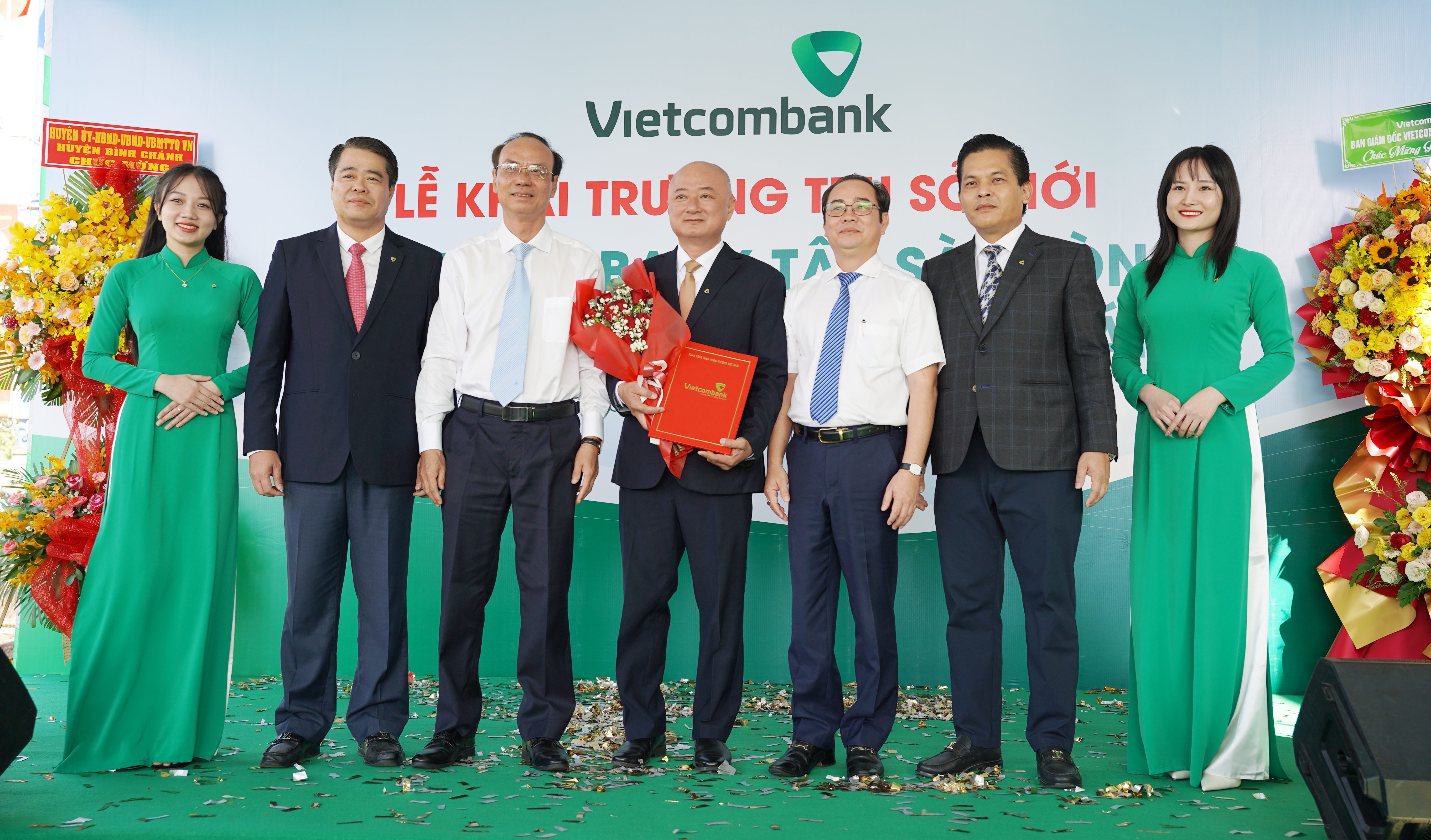 Ban giám đốc Vietcombank CN Tây Sài Gòn trao quyết định và tặng hoa chúc mừng Trưởng phòng giao dịch Bình Chánh