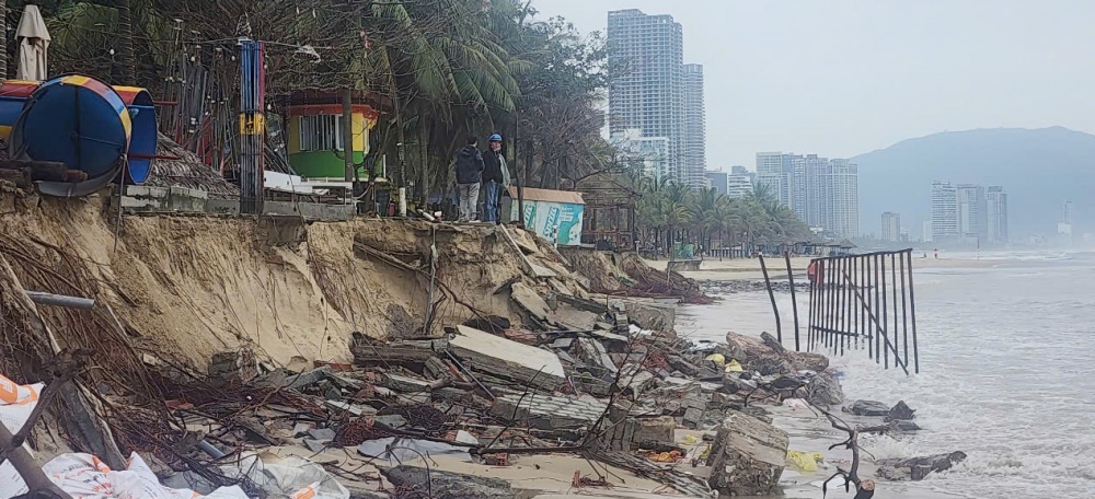 hu vực bãi biển Mỹ Khê bị sóng biển xâm lấn hơn 100m, ăn sâu vào bờ biển từ 15 -20m. Có 3 hộ kinh doanh khu vực này bị ảnh hưởng.