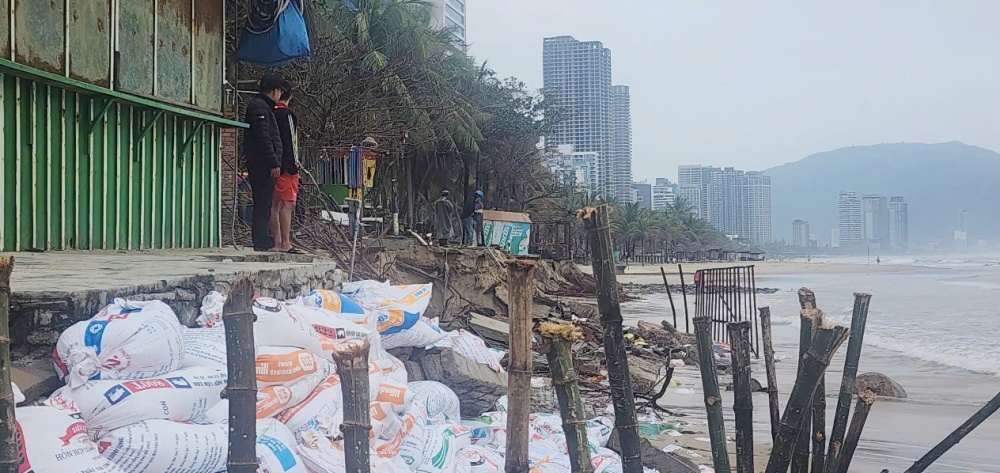 Để khắc phục tình hình hình, cơ quan chức năng ở địa phương đã chèn những bao cát vào khu vực sạt lở nghiêm trọng.