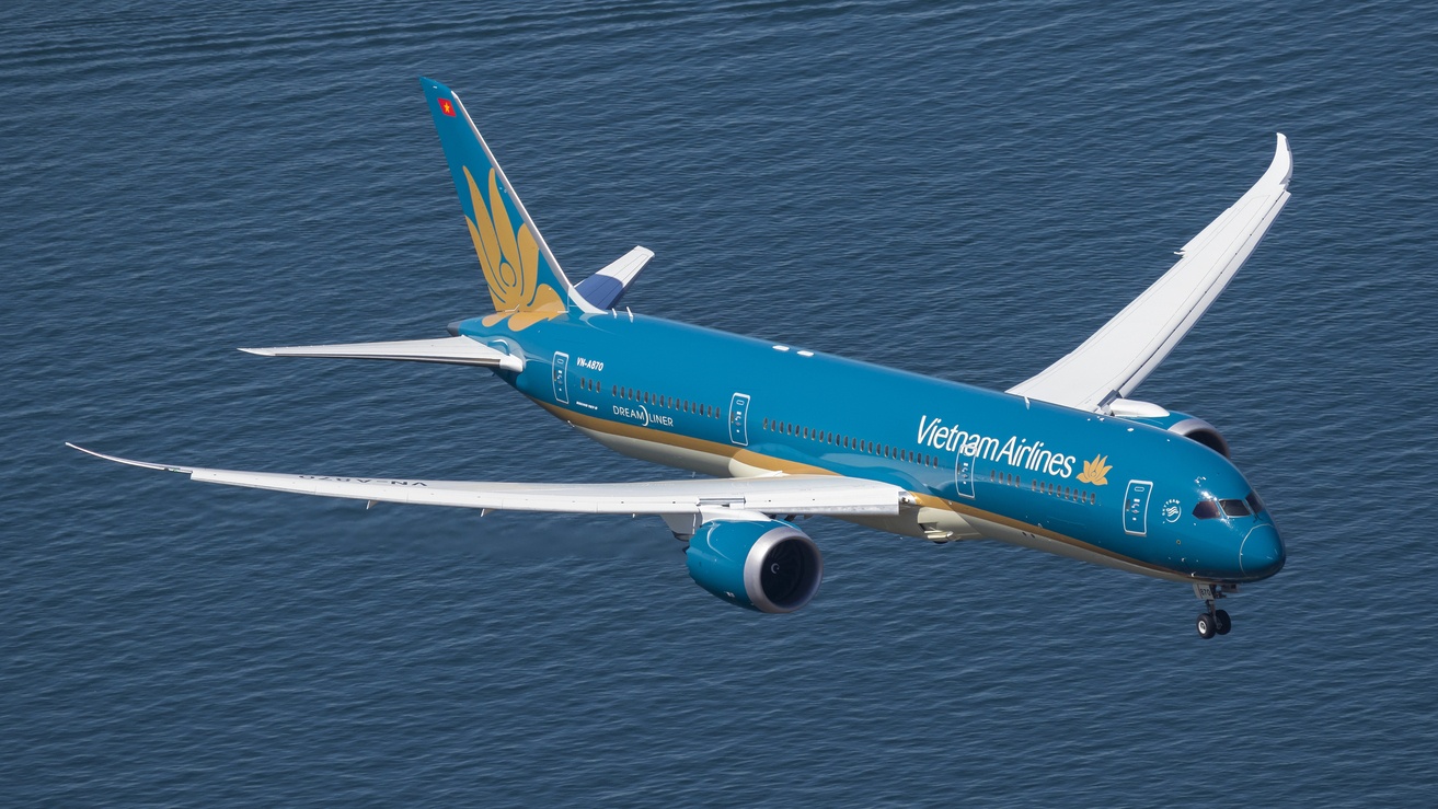 Vietnam Airlines sẽ đổi sang khai thác bằng tàu bay thân rộng Airbus A350 và Boeing 787 thay thế cho tàu bay thân hẹp Airbus A321 đưa, đón đội tuyển, hành khách và người hâm mộ 