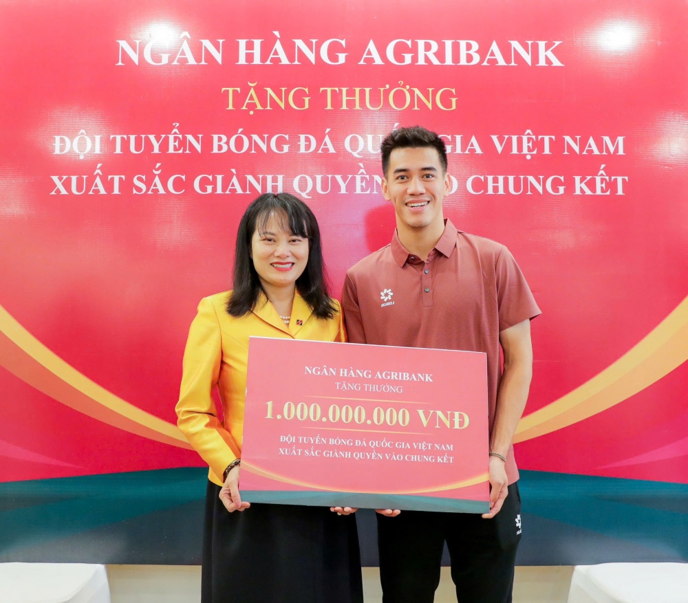 Agribank tặng thưởng 1 tỷ đồng cho Đội tuyển Bóng đá Quốc gia Việt Nam