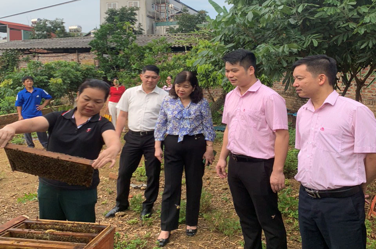 Lãnh đạo địa phương và cán bộ Ngân hàng Chính sách xã hội tỉnh Cao Bằng thường xuyên kiểm tra việc sử dụng vốn vay tín dụng chính sách củ người dân.