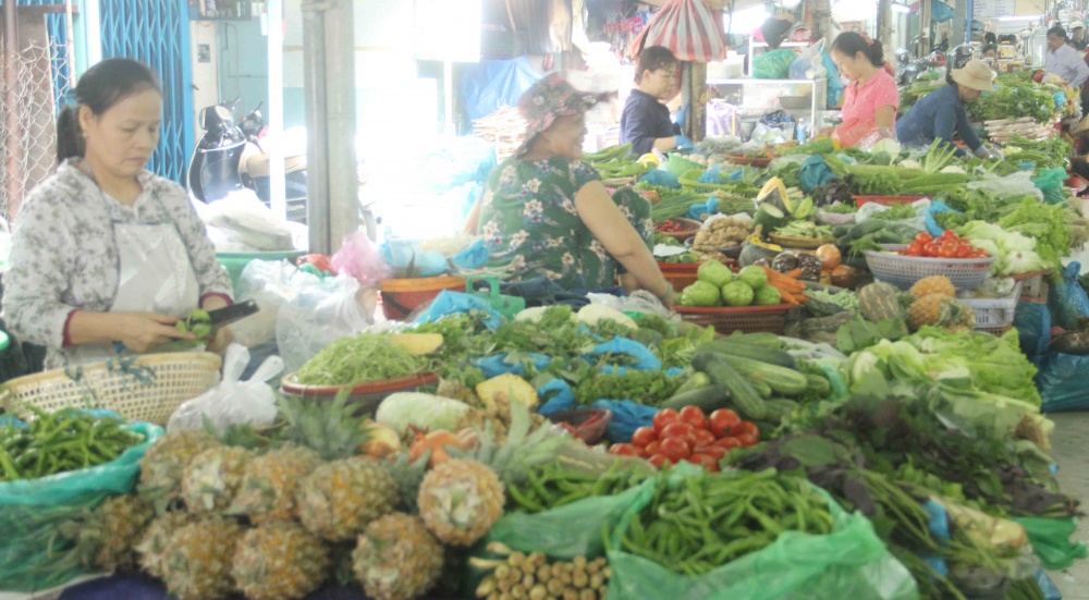 Giá rau xanh tại Đà Nẵng “leo thang” do mưa lạnh kéo dài