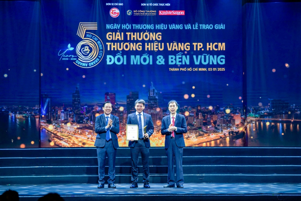 Ông Trịnh Văn Huyên, Phó Tổng Giám đốc Đại Dũng Group, đại diện doanh nghiệp tại lễ vinh danh.