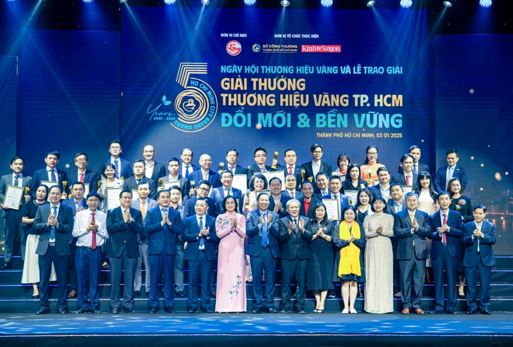 29 doanh nghiệp đa dạng ngành nghề từ thương mại, dịch vụ, ngân hàng đến cơ khí được vinh danh.