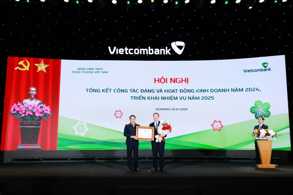 Đại diện Vietcombank, đ/c Lê Quang Vinh - Ủy viên Ban Thường vụ Đảng ủy, Phó Tổng Giám đốc phụ trách Ban Điều hành nhận Bằng khen của Tổng Cục Thuế 