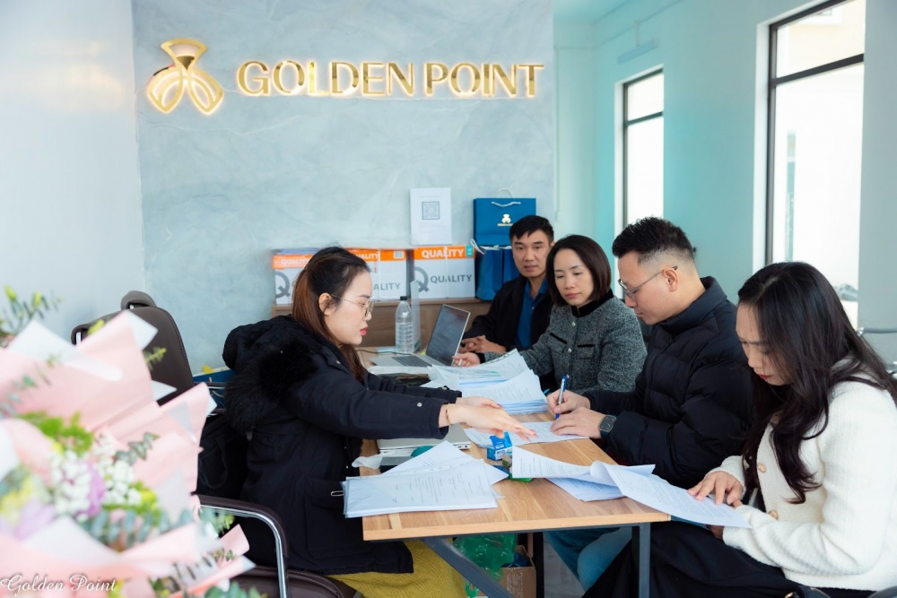 Những cư dân đầu tiên của Golden Point ký nhận các giấy tờ pháp lý trong buổi lễ bàn giao