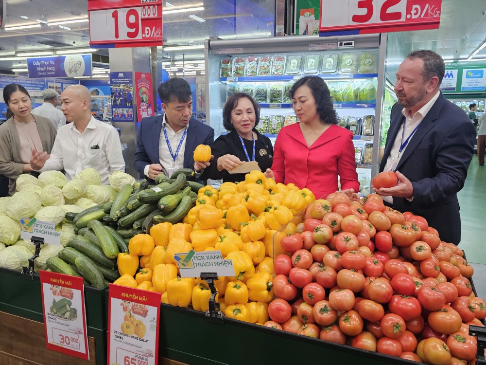 Kiem tra hang hoa phuc vu Tết Nguyên đán