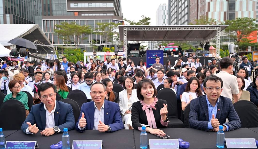 Dàn chuyên gia tại trận Chung kết. từ trái qua phải: Tiến sĩ Nguyễn Việt Hà, Tiến sĩ Cấn Văn Lực - Chuyên gia Kinh tế Trưởng (BIDV); Phó Giáo sư, Tiến sĩ Đỗ Hoài Linh (Đại học Kinh tế Quốc Dân); Chuyên gia Kinh tế Trưởng SSI Phạm Lưu Hưng