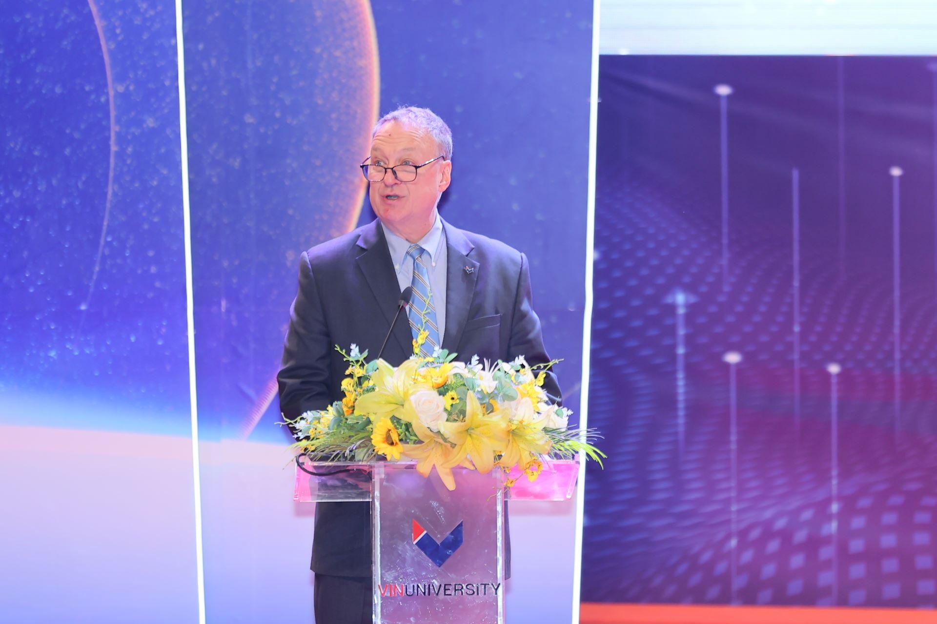 GS.BS. David Bangsberg, Hiệu trưởng Trường Đại học VinUni, chia sẻ tại buổi lễ GS.BS. David Bangsberg, Hiệu trưởng Trường Đại học VinUni, chia sẻ tại buổi lễ