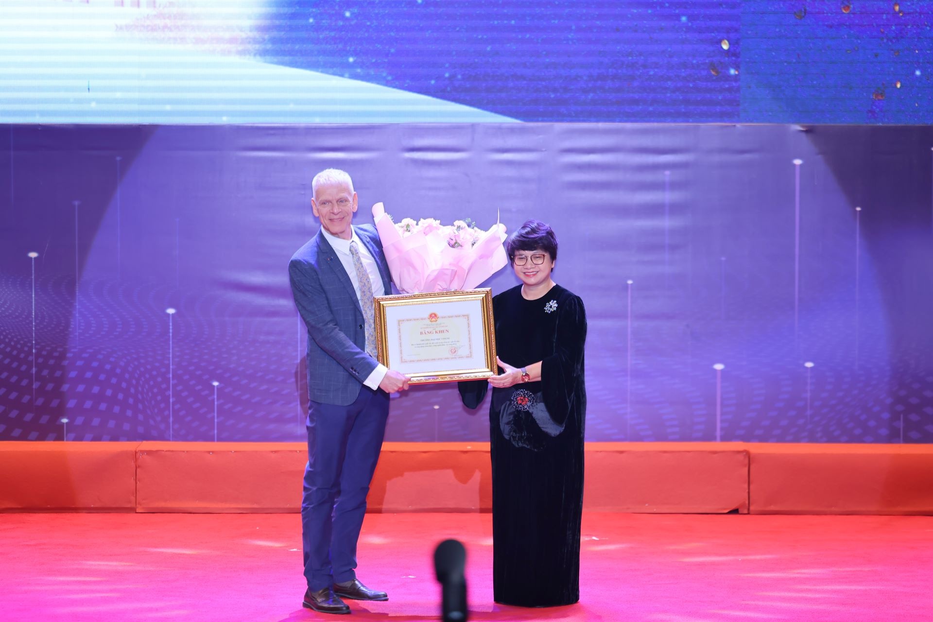 GS.TS. Laurent El Ghaoui, Hiệu phó phụ trách Nghiên cứu & Đổi mới sáng tạo thay mặt nhà trường nhận bằng khen từ Vụ trưởng Vụ Giáo dục đại học, Bộ Giáo dục và Đào tạo GS.TS. Laurent El Ghaoui, Hiệu phó phụ trách Nghiên cứu & Đổi mới sáng tạo thay mặt nhà trường nhận bằng khen từ Vụ trưởng Vụ Giáo dục đại học, Bộ Giáo dục và Đào tạo
