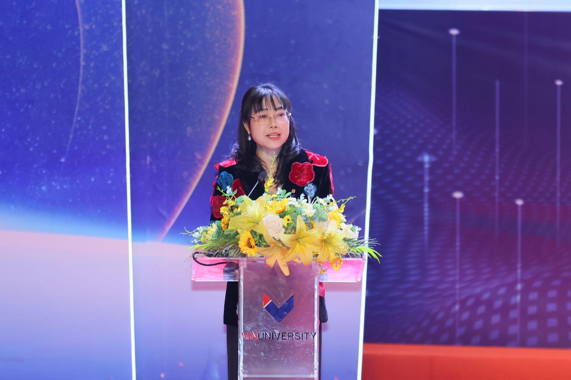 TS. Lê Mai Lan, Chủ tịch Hội đồng Trường Đại học VinUni đã có bài phát biểu cùng lời tuyên thệ đầy ý nghĩa tại buổi lễ kỉ niệm TS. Lê Mai Lan, Chủ tịch Hội đồng Trường Đại học VinUni đã có bài phát biểu cùng lời tuyên thệ đầy ý nghĩa tại buổi lễ kỉ niệm