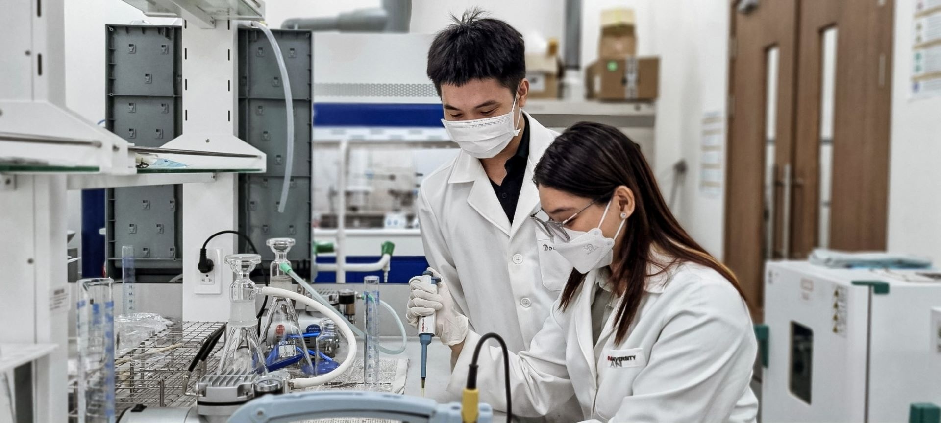 Trung tâm Khoa Học Vật Liệu Kỹ Thuật Số (DMS Lab) tại VinUni với trang thiết bị tối tân, tích hợp công nghệ tiên tiến với những hiểu biết từ khoa học xã hội, vật liệu kỹ thuật số và năng lượng bền vững Trung tâm Khoa Học Vật Liệu Kỹ Thuật Số (DMS Lab) tại VinUni với trang thiết bị tối tân, tích hợp công nghệ tiên tiến với những hiểu biết từ khoa học xã hội, vật liệu kỹ thuật số và năng lượng bền vững