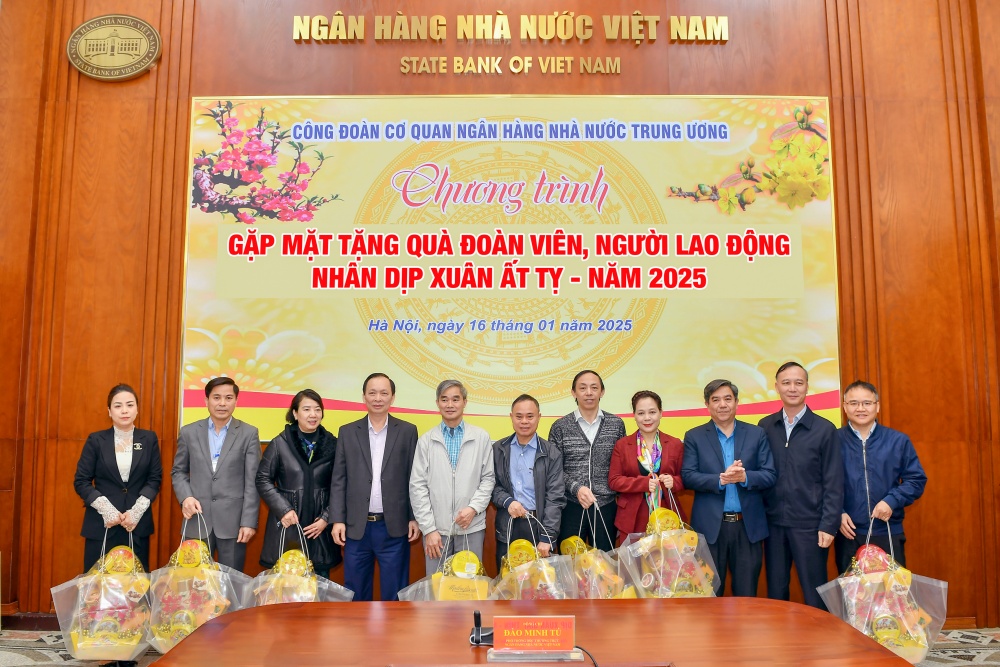 Phó Thống đốc Thường trực Đào Minh Tú chúc Tết các đơn vị có đông người lao động trực tiếp 