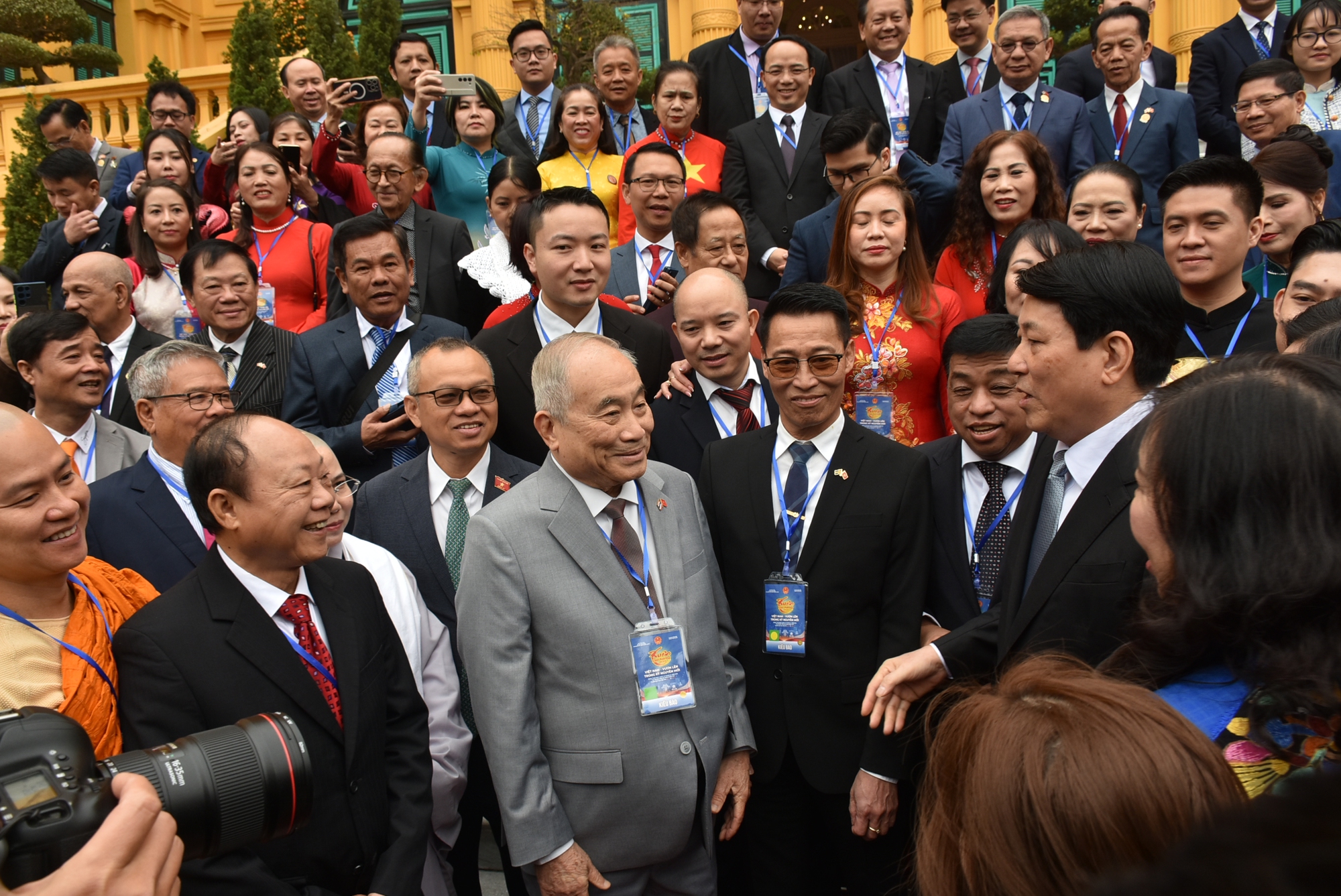 Chủ tịch nước và phu nhân cùng kiều bào thực hiện nghi thức thả cá chép tại Ao cá Bác Hồ- Ảnh 3.