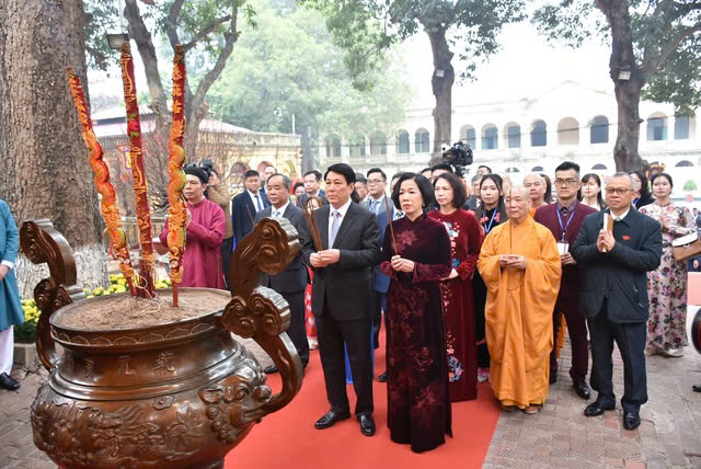 Chủ tịch nước và phu nhân cùng kiều bào thực hiện nghi thức thả cá chép tại Ao cá Bác Hồ- Ảnh 1.