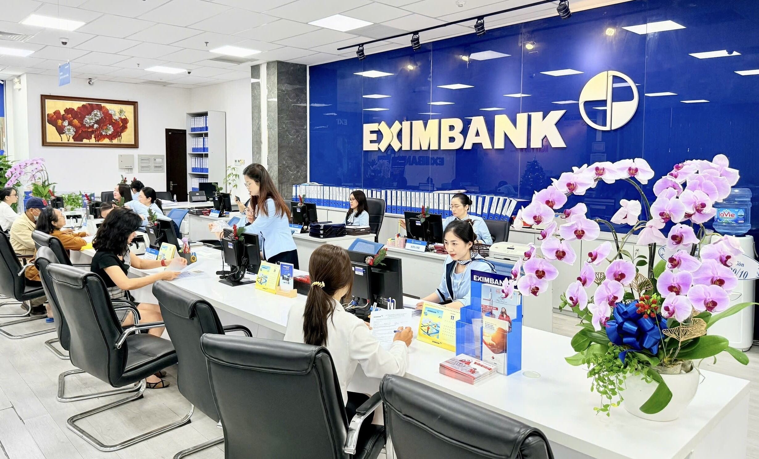 Cùng với việc chuyển trụ sở, mở rộng thị trường, Eximbank đã tiến hành cải tổ toàn diện từ thượng tầng lãnh đạo đến cơ cấu quản trị.