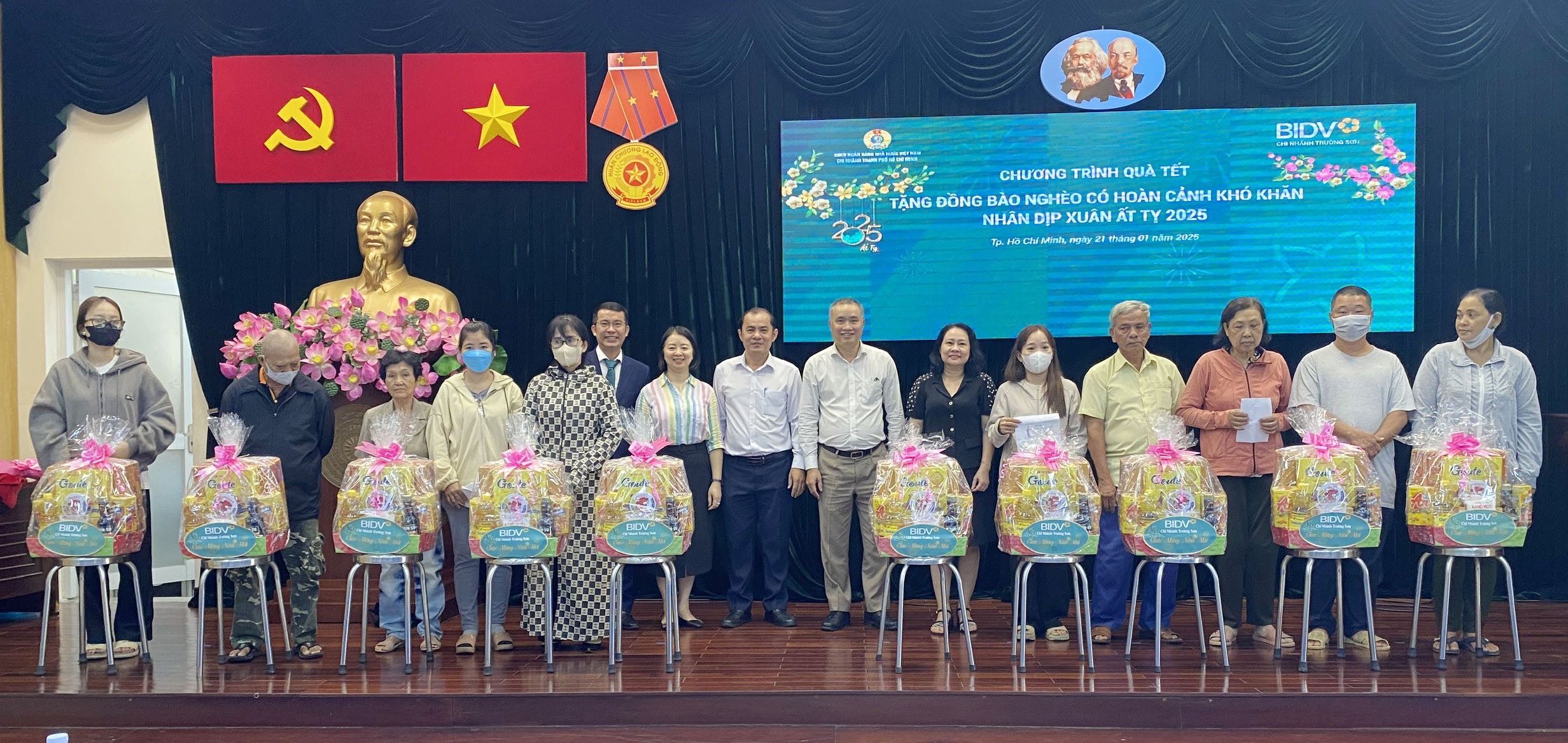 Công đoàn ngành Ngân hàng TP. Hồ Chí Minh chung tay lo Tết cho người nghèo